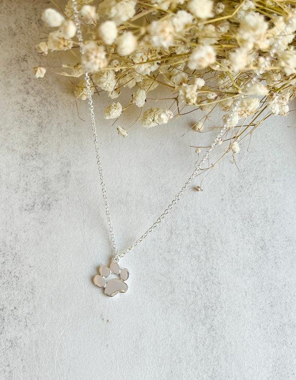 Elegant silverhalsband med tassavtryck