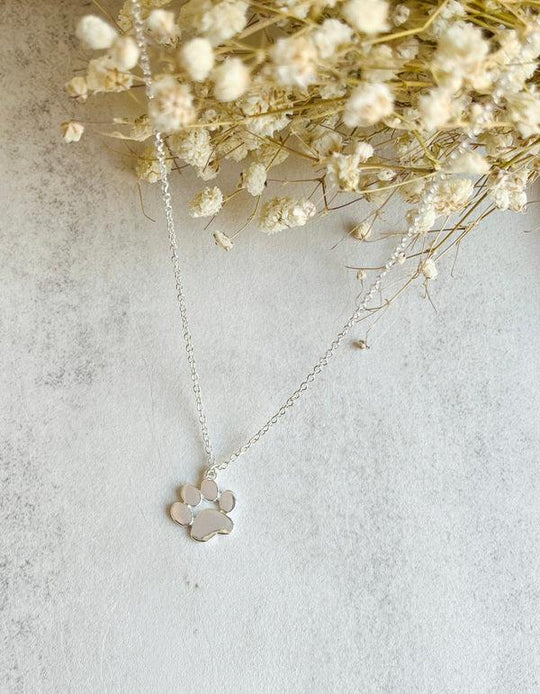 Elegant silverhalsband med tassavtryck