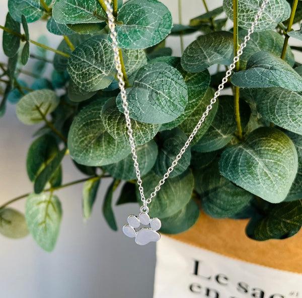 Elegant silverhalsband med tassavtryck