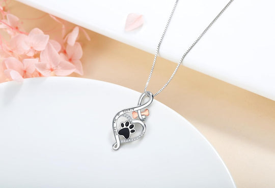 Halsband med hjärthängsmycke, tassavtryck och oändlighetssymbol