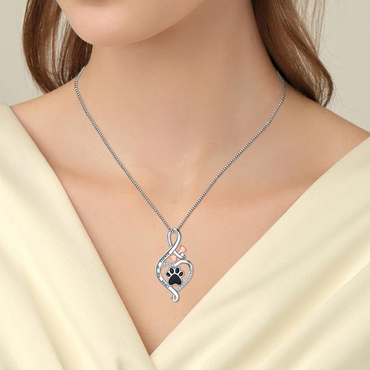 Halsband med hjärthängsmycke, tassavtryck och oändlighetssymbol