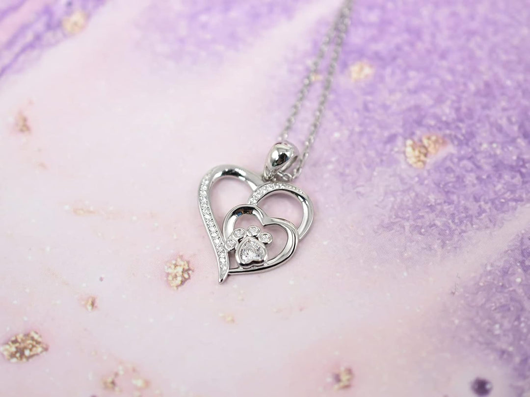 Halsband i sterlingsilver med tassavtryck, hjärta och zirkon