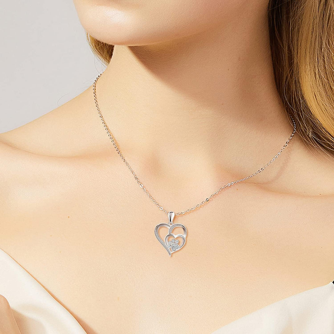 Halsband i sterlingsilver med tassavtryck, hjärta och zirkon