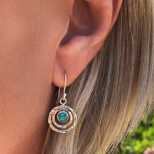 Emma – Boho-örhängen med Saturnusmotiv och turkos sten