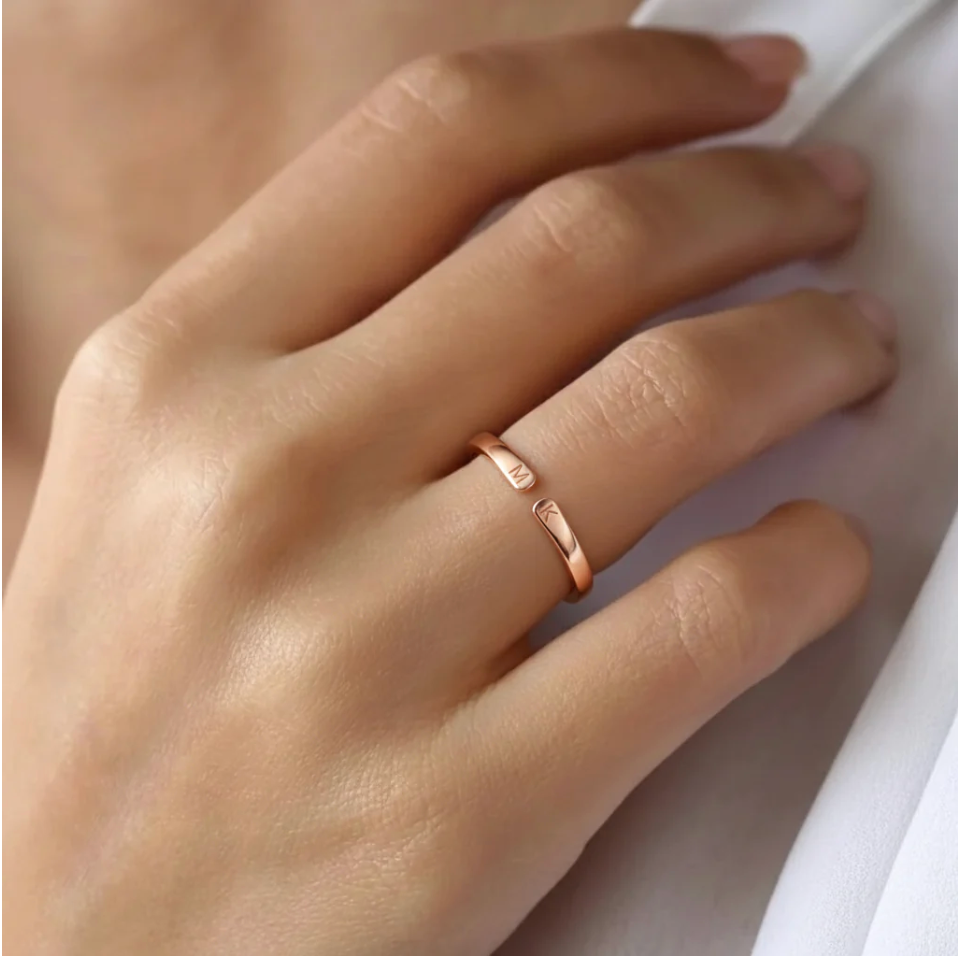 1+1 GRATIS — Justerbar ring med initial