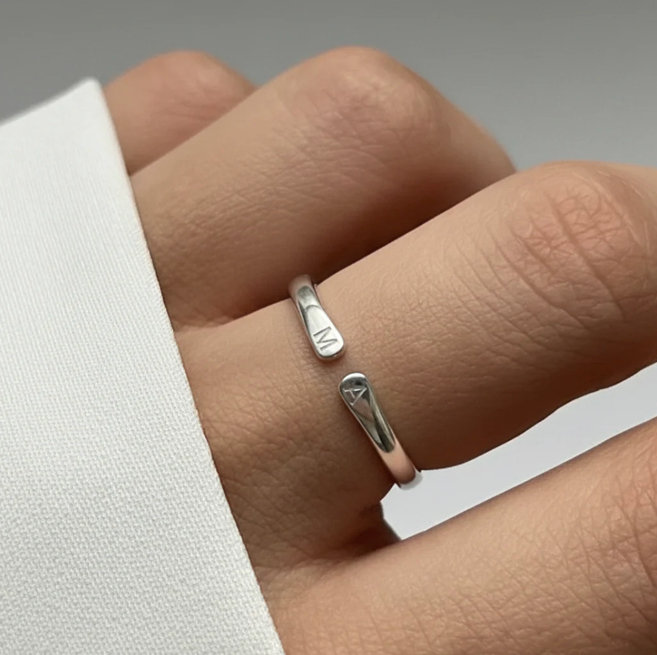 1+1 GRATIS — Justerbar ring med initial