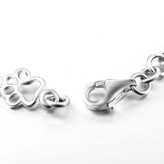 Silverarmband med tassavtryck och benmotiv