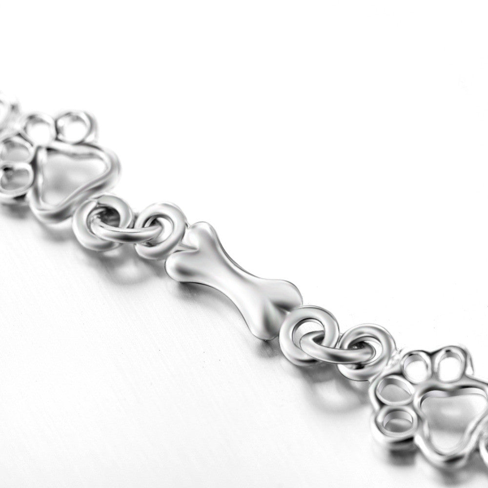 Silverarmband med tassavtryck och benmotiv