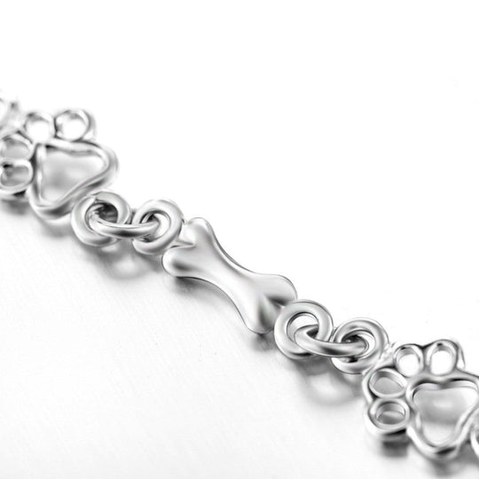 Silverarmband med tassavtryck och benmotiv