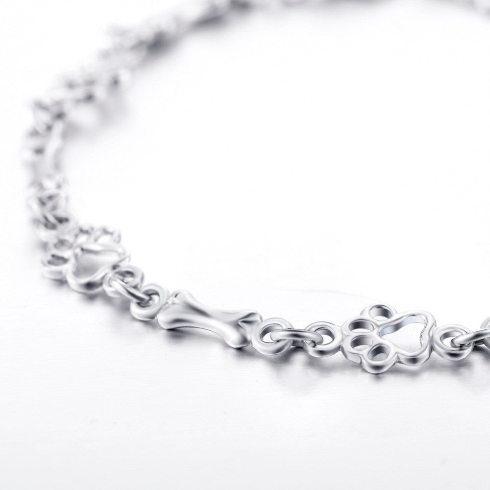 Silverarmband med tassavtryck och benmotiv