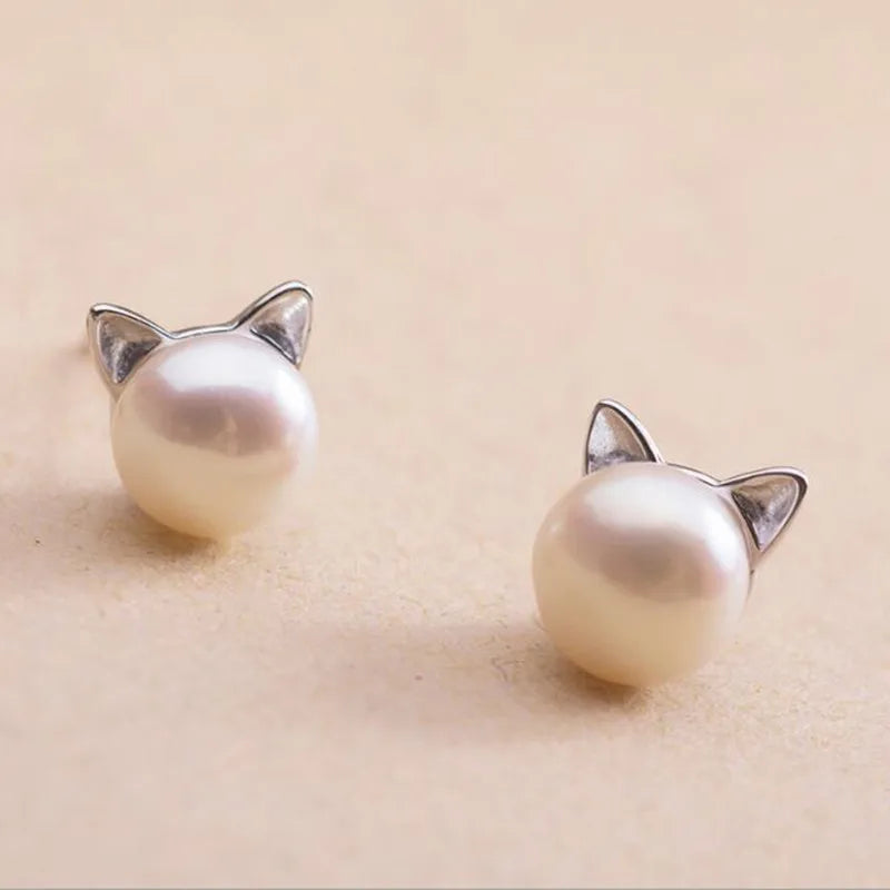 Örhängestift i sterlingsilver med katt- och pärlmotiv