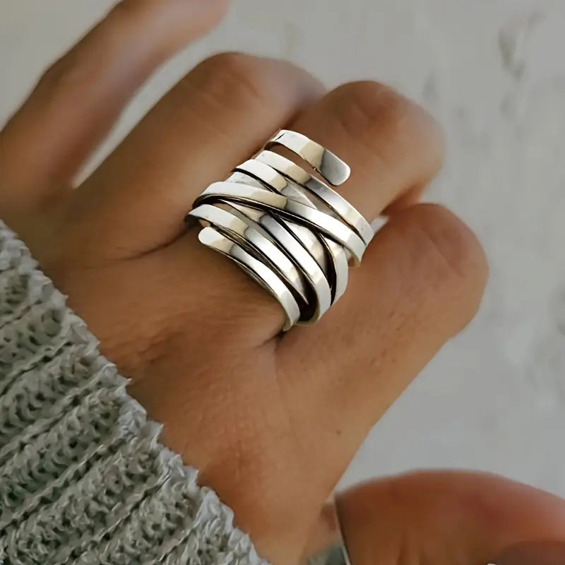 Hazel – Vintageinspirerad flerringsring i försilvrad metall