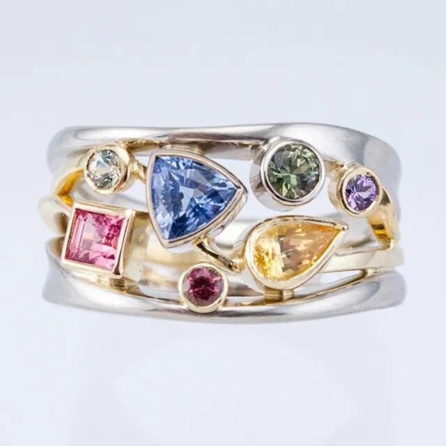 Vintageinspirerad ring med färgad zirkon