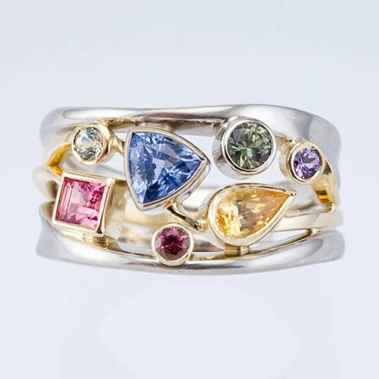 Vintageinspirerad ring med färgad zirkon