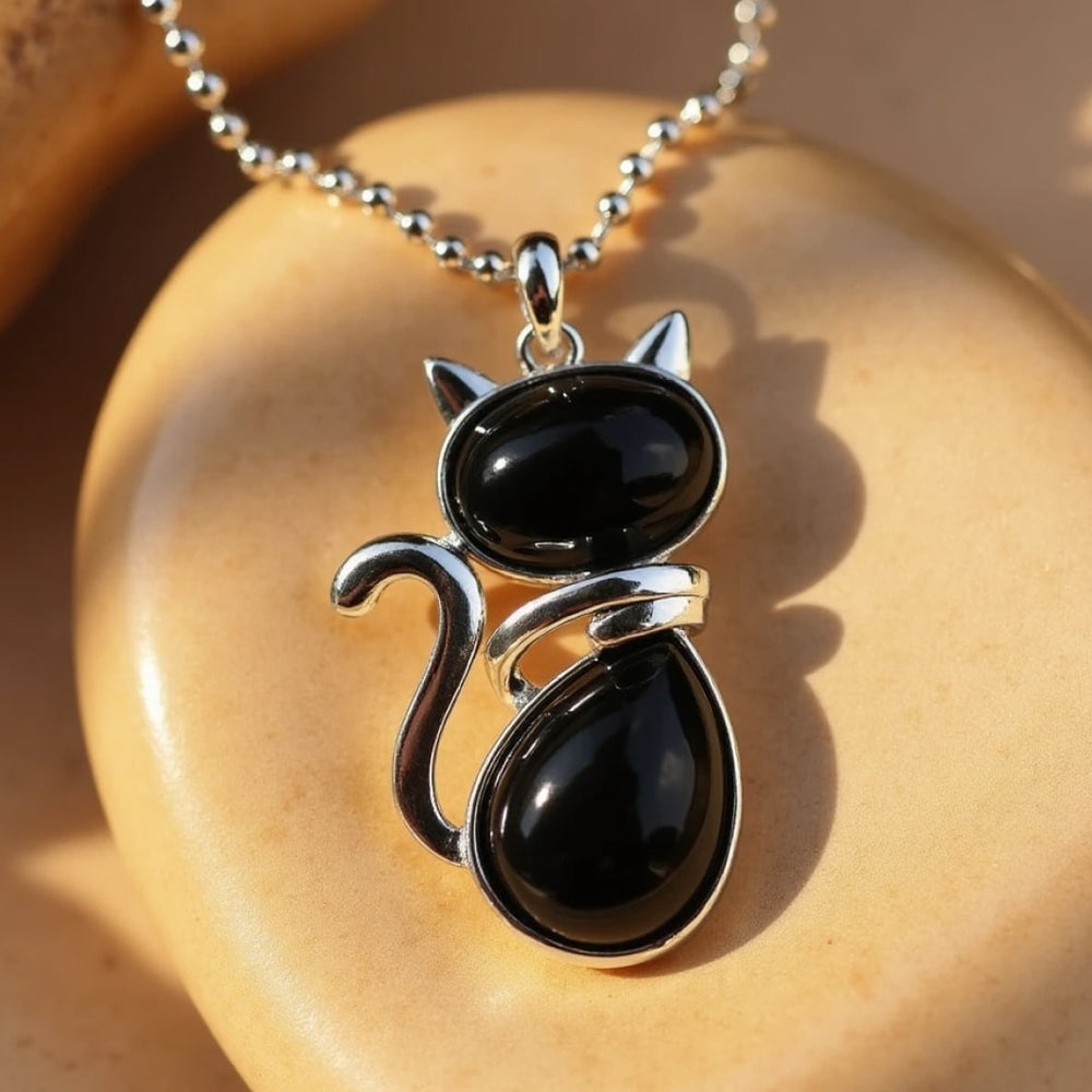 Halsband med katthängsmycke och lila natursten