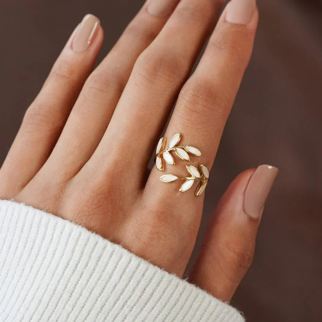 Milly – Justerbar ring med bladmotiv och opal