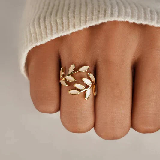 Milly – Justerbar ring med bladmotiv och opal