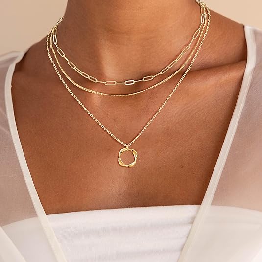 Nina – Vintagehalsband med guldplatta och hängsmycke