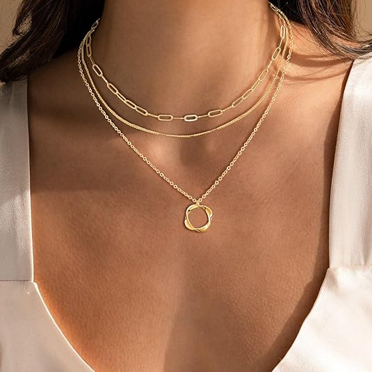 Nina – Vintagehalsband med guldplatta och hängsmycke