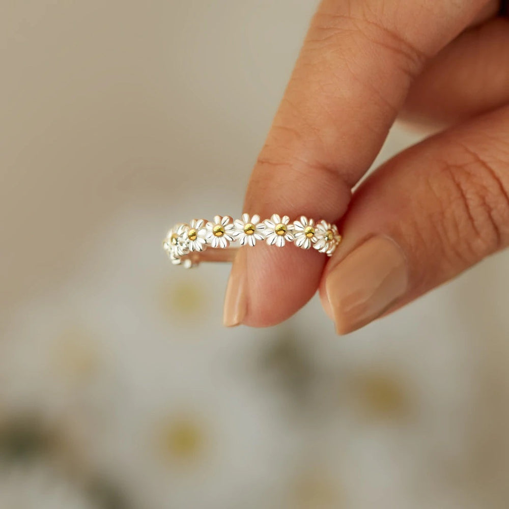 Lyxig ring med blommotiv