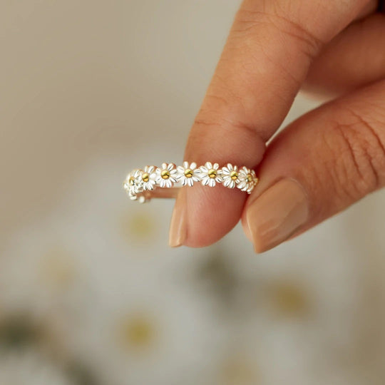 Lyxig ring med blommotiv