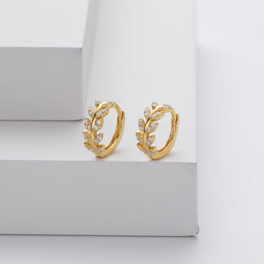 Laticia – Eleganta örhängen med bladmotiv och infattade stenar
