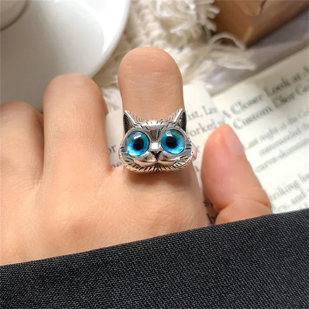 Vintageinspirerad ring i silverfärg med blå kattögon