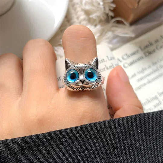 Vintageinspirerad ring i silverfärg med blå kattögon