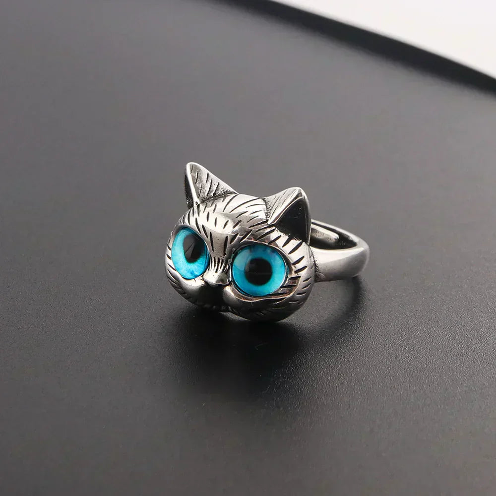 Vintageinspirerad ring i silverfärg med blå kattögon