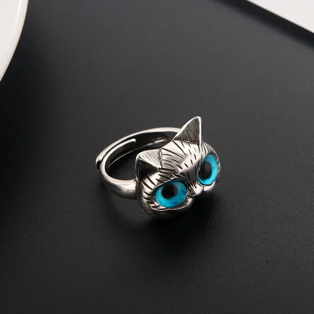 Vintageinspirerad ring i silverfärg med blå kattögon