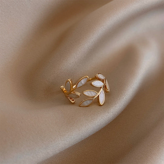 Milly – Justerbar ring med bladmotiv och opal