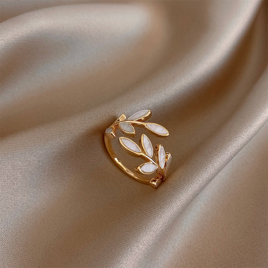 Milly – Justerbar ring med bladmotiv och opal