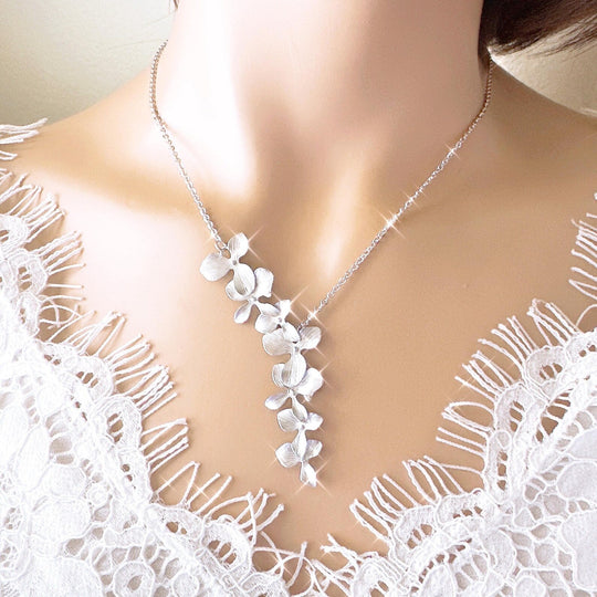 Bloem – Delikat halsband med blomhängsmycke, försilvrad metall