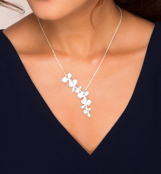 Bloem – Delikat halsband med blomhängsmycke, försilvrad metall