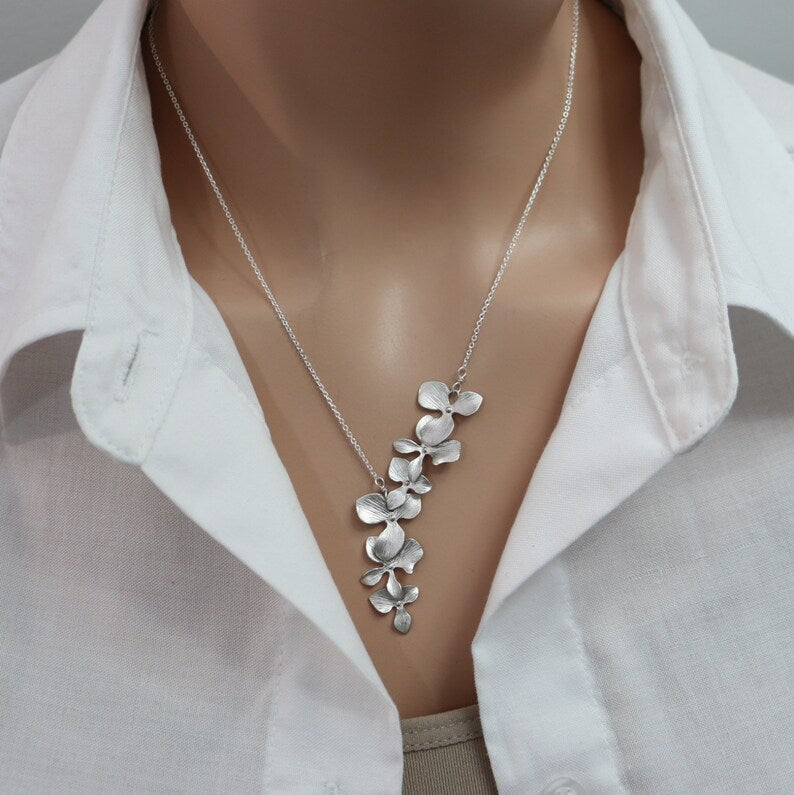Bloem – Delikat halsband med blomhängsmycke, försilvrad metall