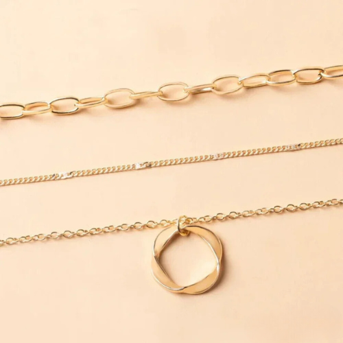 Nina – Vintagehalsband med guldplatta och hängsmycke