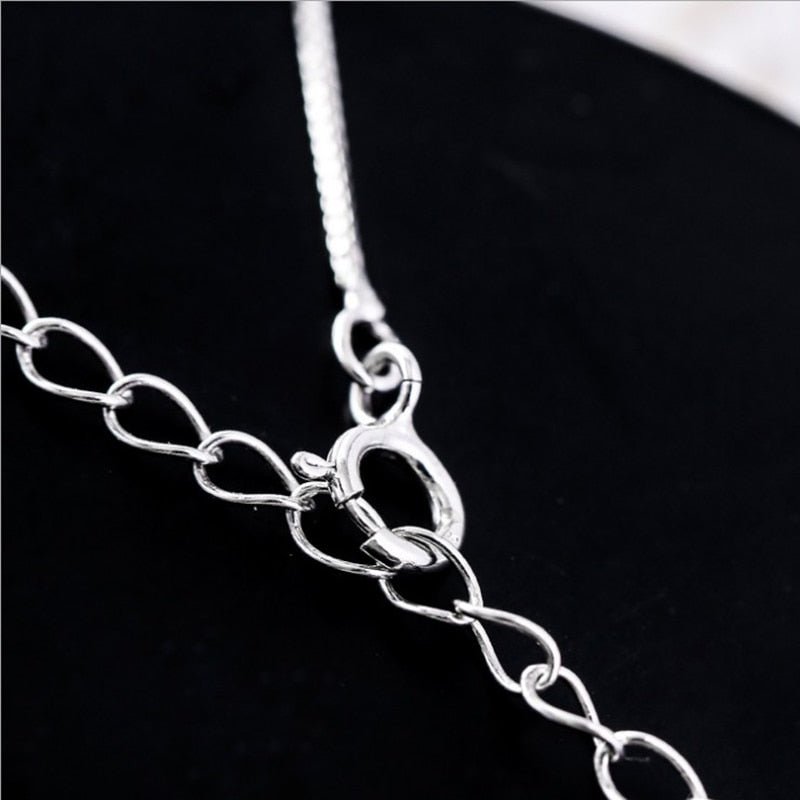 Elegant halsband med katt och halvmåne