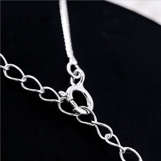 Elegant halsband med katt och halvmåne
