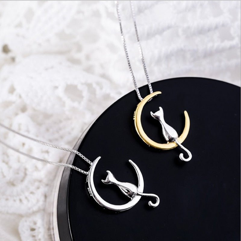 Elegant halsband med katt och halvmåne