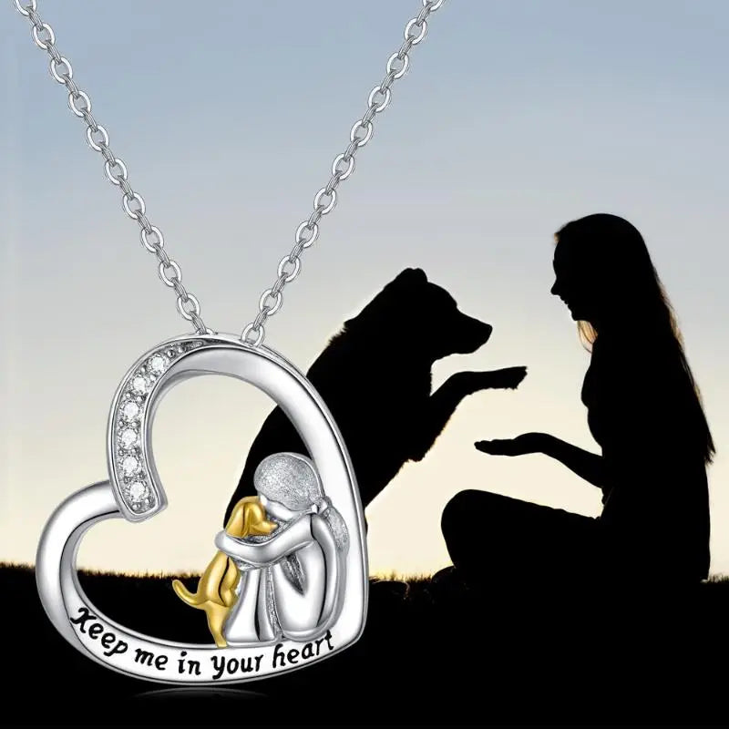 Silverhalsband med hjärthängsmycke, flicka och hund