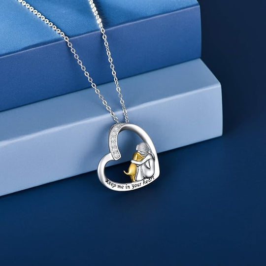 Silverhalsband med hjärthängsmycke, flicka och hund