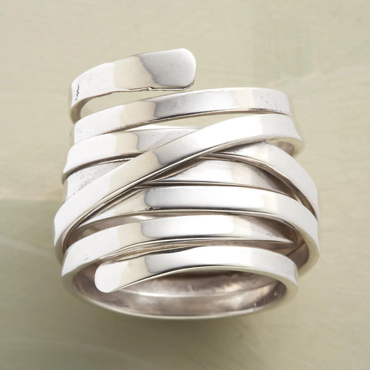 Hazel – Vintageinspirerad flerringsring i försilvrad metall