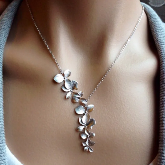 Bloem – Delikat halsband med blomhängsmycke, försilvrad metall