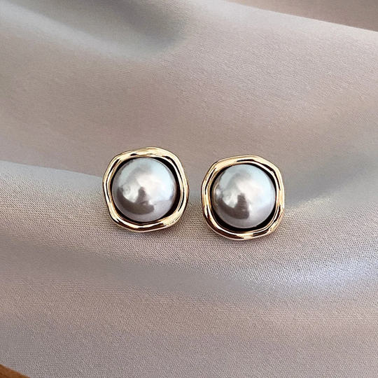 Kassandra – Eleganta vintageörhängen med svarta pärlor