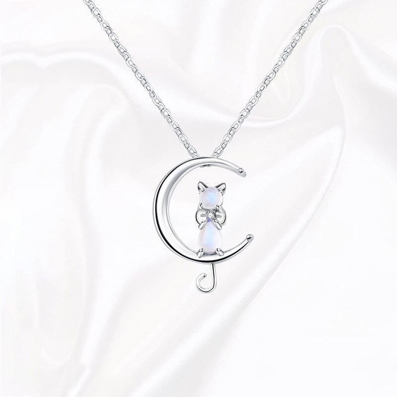 Halsband med liten katt och månsten
