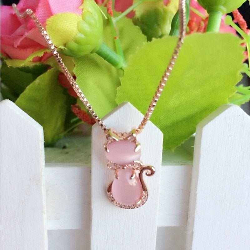 Rosa katthängsmycke med zirkon